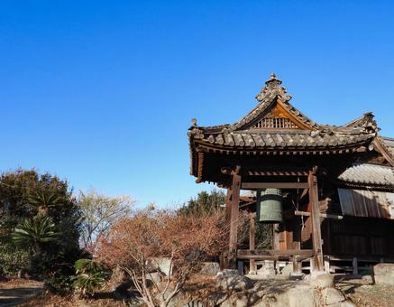 古びた寺の鐘楼 宝亀山庚申堂,寺社仏閣,古寺の写真素材