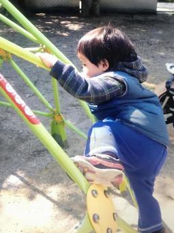 遊具で遊ぶ子供 遊具で遊ぶ子供の写真