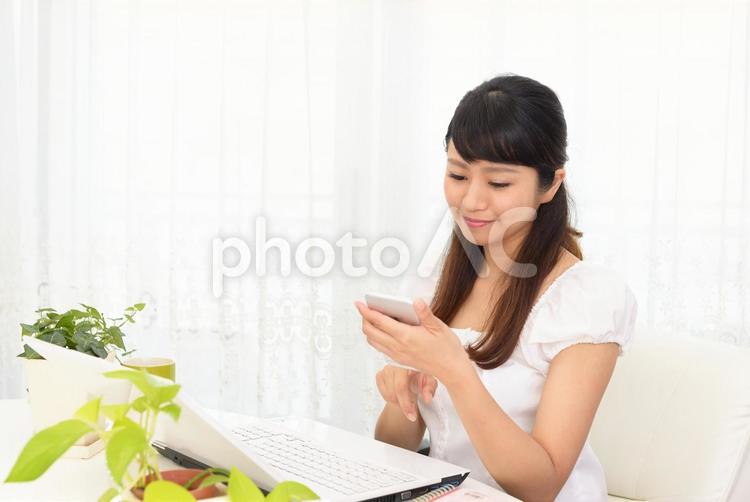 スマートフォンを持つ女性 女性,スマートフォン,スマホの写真素材