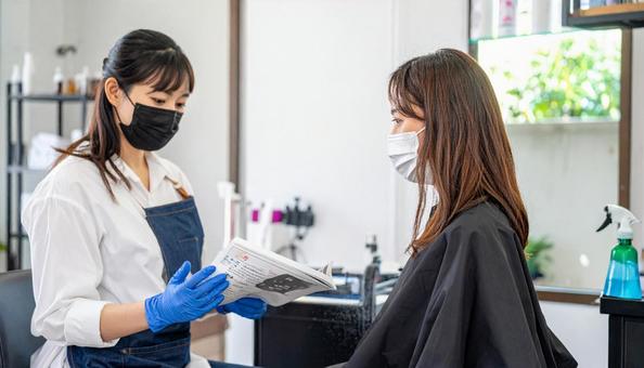 美容室ヘアスタイリストと女性客の横顔 美容室ヘアスタイリストと女性客の横顔の写真