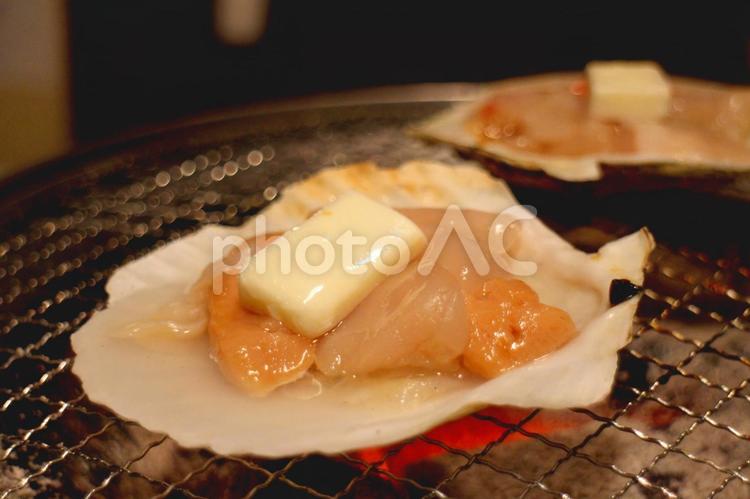 バターを乗せた生のホタテ ホタテ,ほたて,帆立の写真素材