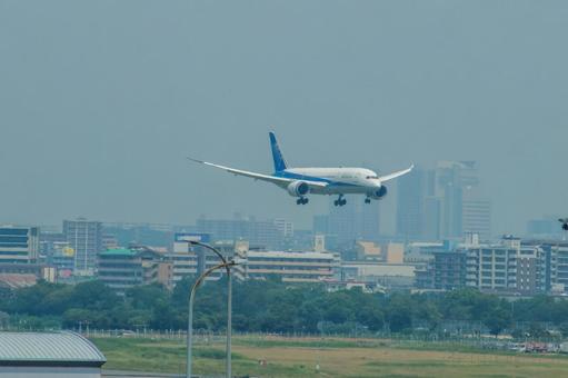 福岡空港 夏の午前フライト 福岡空港 夏の午前フライト 飛行機,航空機,旅客機の写真素材