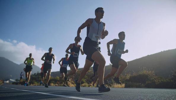 トライアスロン　マラソンする選手たちの写真
