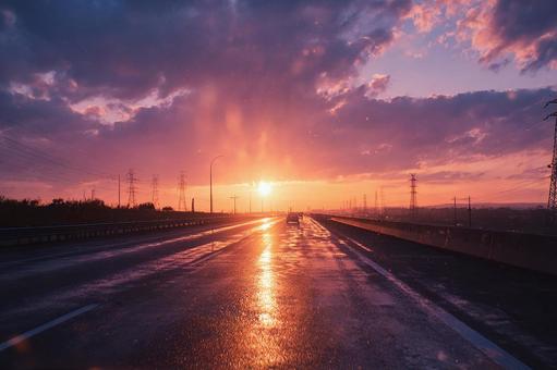 水面に反射する光と道路の写真