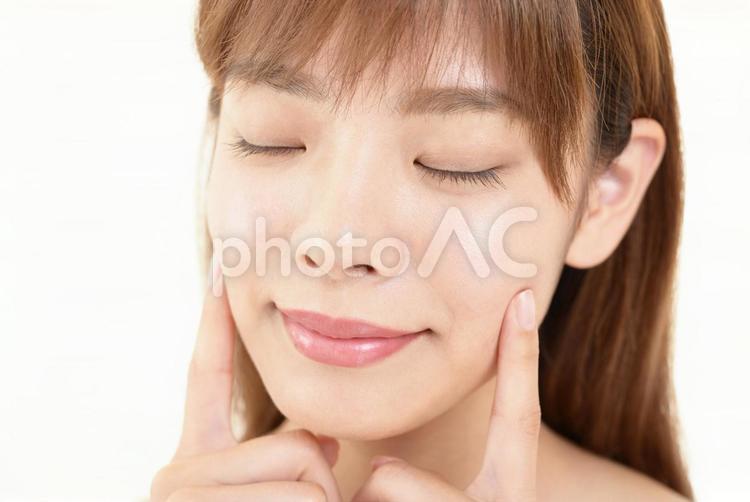 フェイスケアをする女性 女性,美容,スキンケアの写真素材