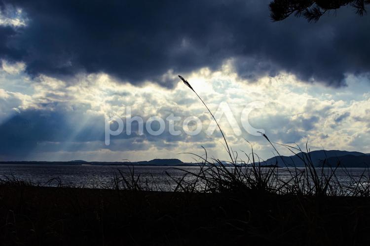 ＜五島の風景＞雨上がりに光芒射す大浜海岸 風景,空,海の写真素材