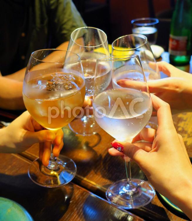 乾杯する女性たちの手 乾杯,ワイン,泡の写真素材