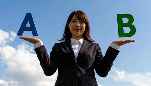 選択肢を提示する女性の写真