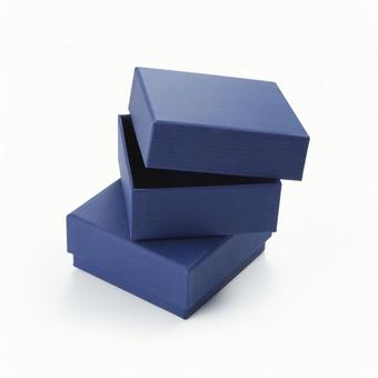 綺麗な青色の箱 箱,小箱,白バックの写真素材