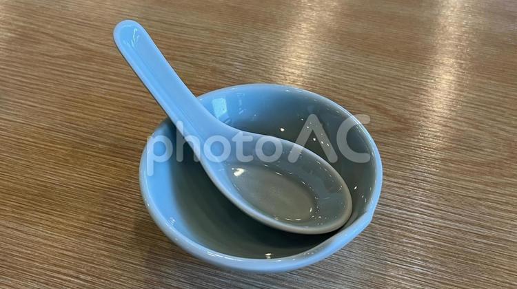 レンゲと小鉢（レンゲの向きが左） レンゲ,スプーン,小皿の写真素材