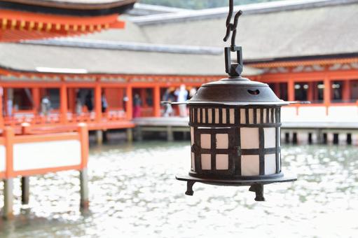 厳島神社の吊り灯篭 厳島神社の吊り灯篭 世界遺産,国宝,広島の写真素材