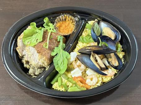 魚介のパエリアと豚肉の香草焼きの弁当 魚介のパエリアと豚肉の香草焼きの弁当 弁当,パエリア,パエジャの写真素材