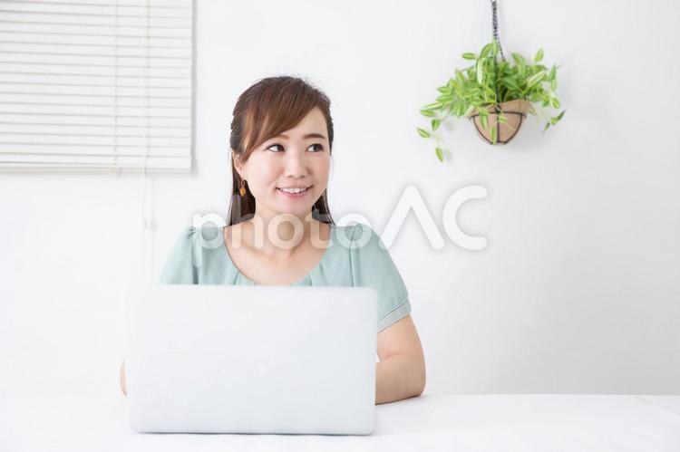PCを使うビジネスウーマン pc,簡単,副業の写真素材