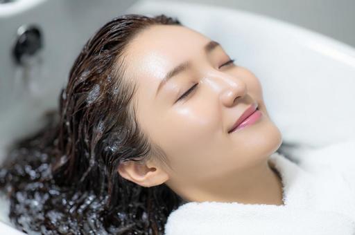 ヘッドスパを受ける女性-15 ヘッドスパを受ける女性-15の写真