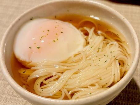 温泉玉子入りのそうめん(アップ) 温泉玉子入りのそうめん(アップ) 素麺,夏の食べ物,ヘルシーの写真素材