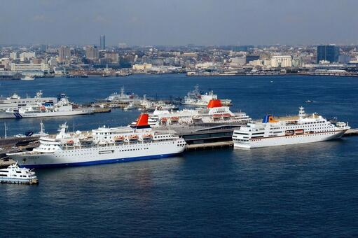 大桟橋に来た３隻の客船 客船,大桟橋,クルーズ船の写真素材