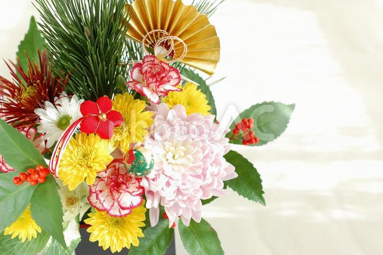和風のフラワーアレンジメント④ お正月,年賀状,年賀状素材の写真素材