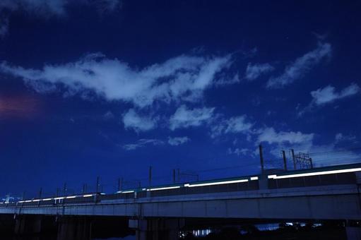 深夜のR17戸田橋、夜空と新幹線の写真