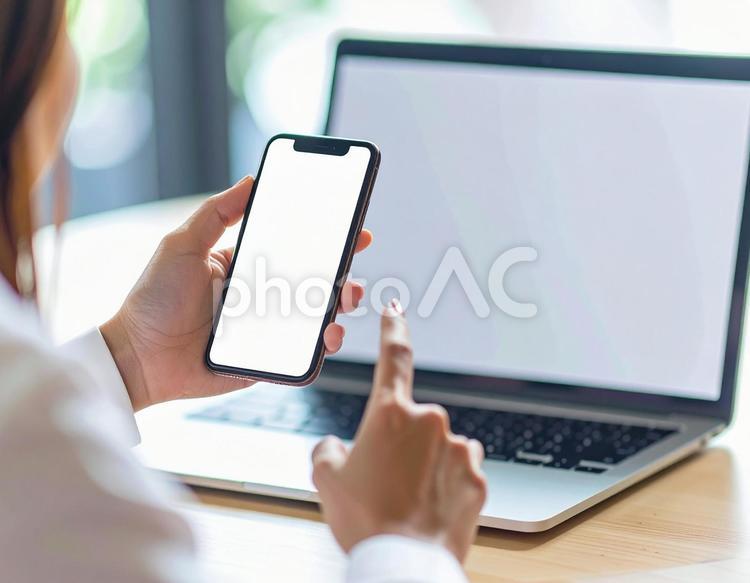 スマホを操作する 女性,ビジネス,スマホの写真素材