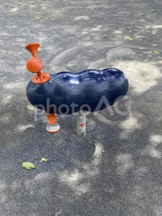 オレンジの角が特徴の個性的な遊具 個性派遊具,公園遊具,黒い遊具の写真素材