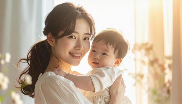 見つめ合う母親と赤ちゃんの写真