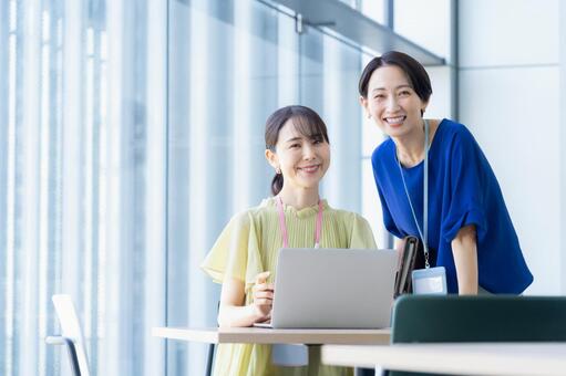 オフィスで仕事をするビジネスウーマン ビジネス,会議,ビジネスウーマンの写真素材