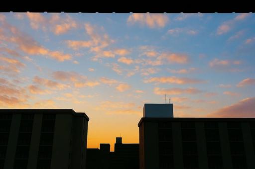 夕暮れの都会と柔らかな空 夕暮れの都会と柔らかな空 夕焼け,夕暮れ,都会の風景の写真素材