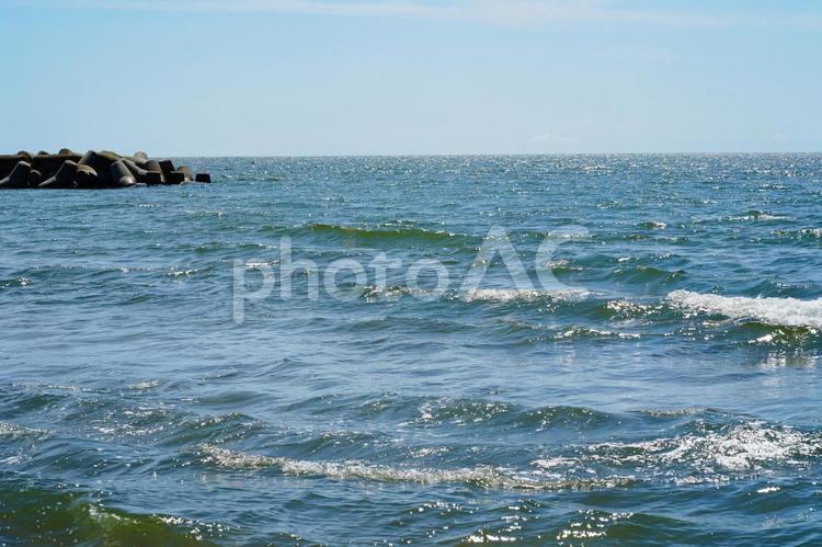 夏の海　波と消波ブロック 風景,海,水平線の写真素材