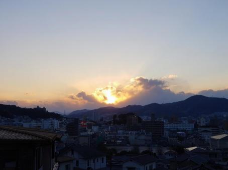 夕陽を隠す龍雲 夕陽を隠す龍雲の写真