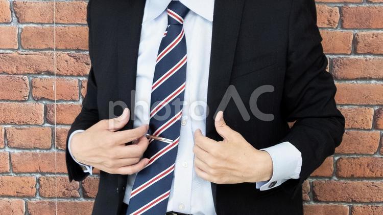 スーツを整える男性 男性,ビジネス,スーツの写真素材