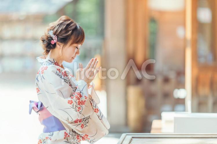 お参りする浴衣姿の女性 神社,お参り,参拝の写真素材