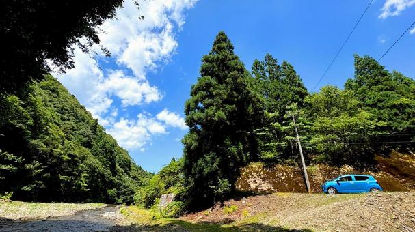 青い車と夏の大自然② 川,車,キャンプの写真素材