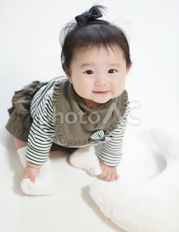 赤ちゃん 赤ちゃん,座りたて,女の子の写真素材