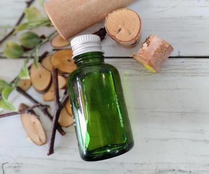 森林の香りのイメージ 緑の精油ボトル アロマ,アロマオイル,ボトルの写真素材