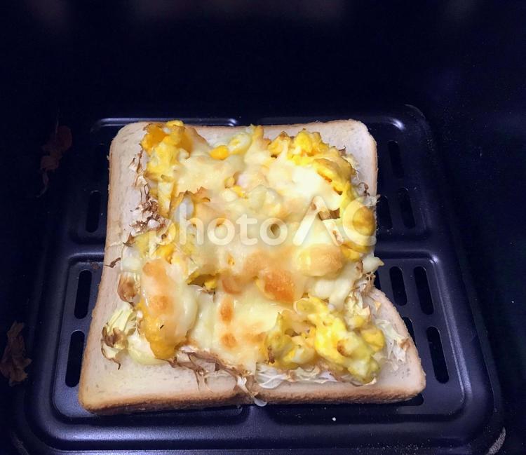 トースターで焼いた朝食 トースト,チーズ,キャベツの写真素材