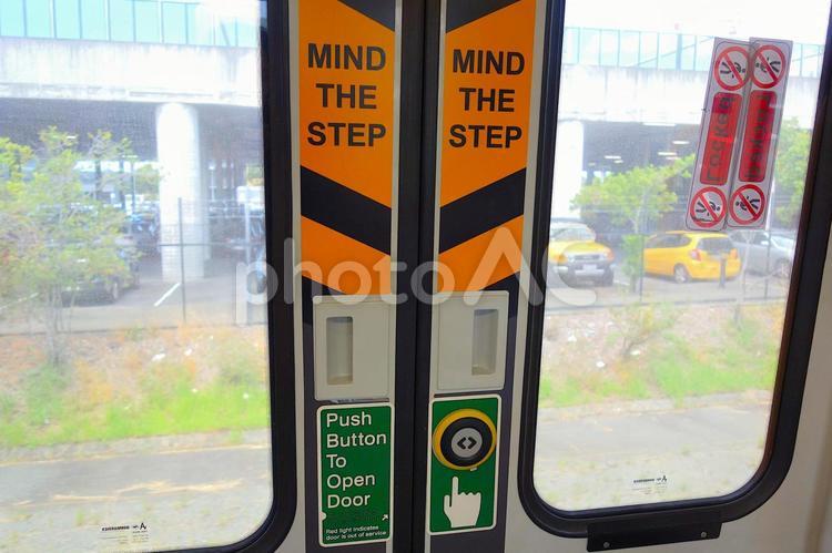 ボタンがある電車のドア ドア,ボタン,開閉の写真素材