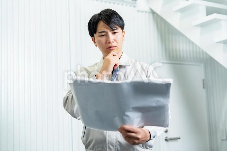 図面を見る男性 ビジネスマン,図面,現場監督の写真素材