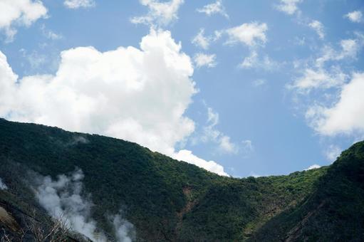 噴煙たなびく山肌 噴煙たなびく山肌 空,青空,晴れの写真素材