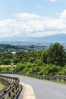 岐阜県の見晴らし良い山道と街並み 岐阜県の見晴らし良い山道と街並み 岐阜県,山道,カーブの写真素材