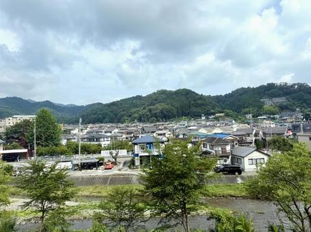 電車の窓から見た高尾山の麓の町並み 木,町並み,山裾の写真素材