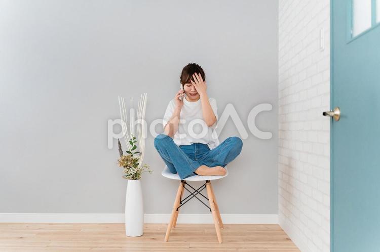 スマホで通話をしてショックを受ける女性 失恋,最悪,電話の写真素材