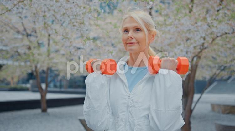 ダンベルを持って筋トレするシニア女性 女性,人物,元気の写真素材