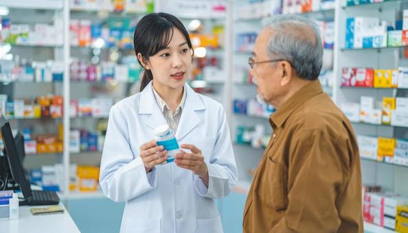 患者に薬の説明をする薬剤師 患者に薬の説明をする薬剤師の写真