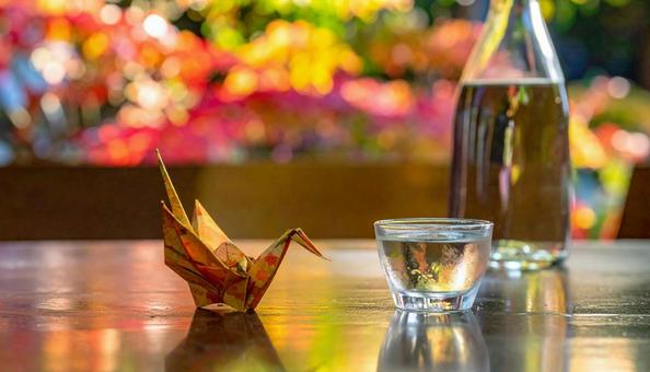 折り鶴と日本酒 折り鶴と日本酒の写真