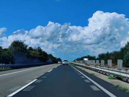 夏の青空 高速道路 夏の青空 高速道路 高速道路,青空,車の写真素材