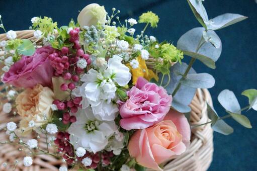 ナチュラルな花のフラワーバスケット 花,フラワーアレンジメント,ナチュラルの写真素材