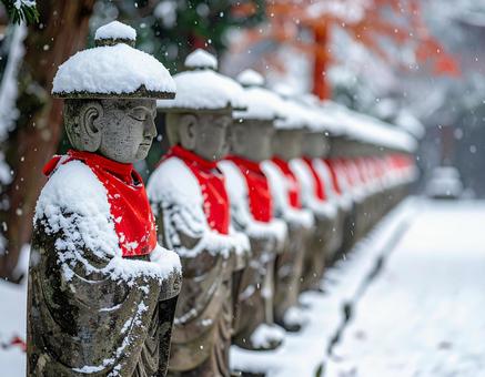 雪を被った地蔵が並んでいる風景 雪を被った地蔵が並んでいる風景の写真