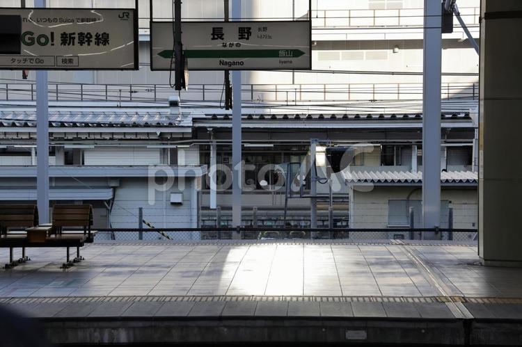 【長野県】朝日を浴びる長野駅のホーム 長野県,信州,長野市の写真素材