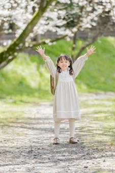 桜並木の下を歩く新一年生 桜並木の下を歩く新一年生 新一年生,一年生,バンザイの写真素材