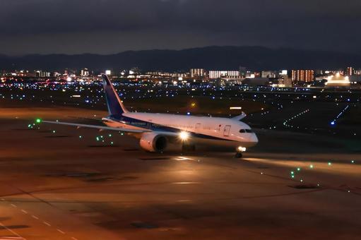 秋の光に包まれたターミナル 飛行機,航空機,旅客機の写真素材